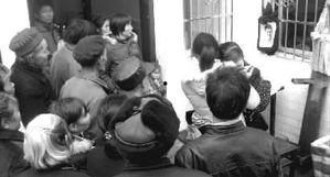 抱着骨灰盒结婚视频,感人婚礼视频引发网友热议